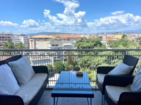 Belle terrasse près du Martinez et des plages!